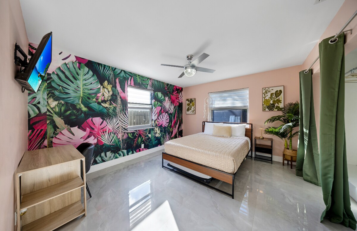 Modern Hollywood Retreat in Hollywood, Florida